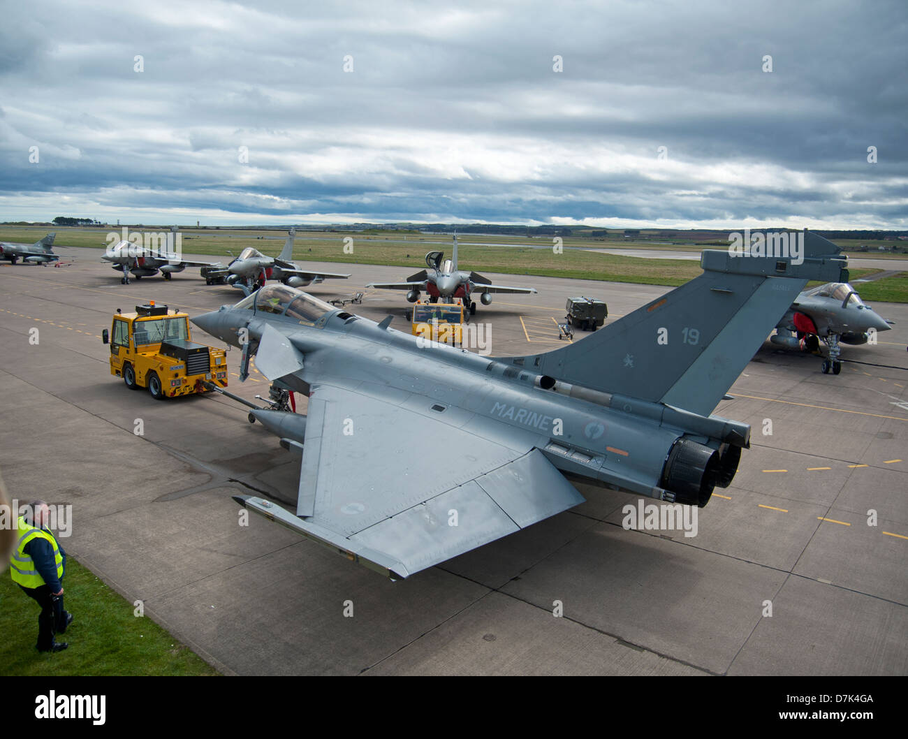 Frankreich - Navy Military einzelne & zwei Sitz Dassault Rafale M No19 geschleppt heraus in die Zeile oben.  SCO 9051 Stockfoto