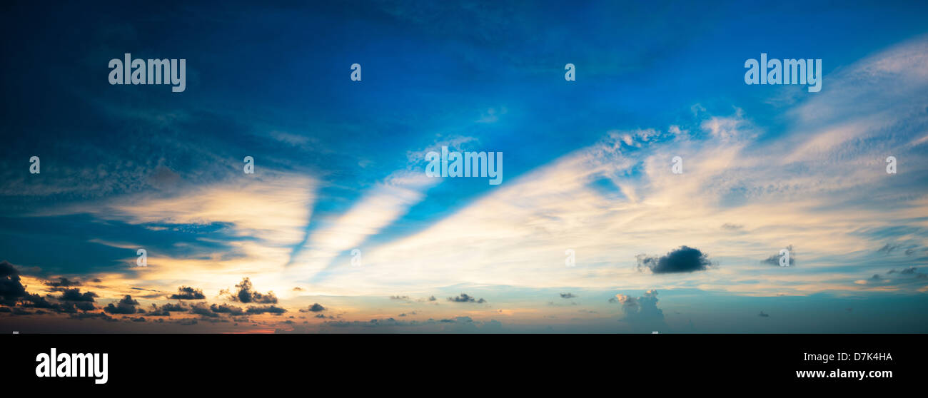 Spektakulären Sonnenuntergang. Panorama-Komposition. Stockfoto