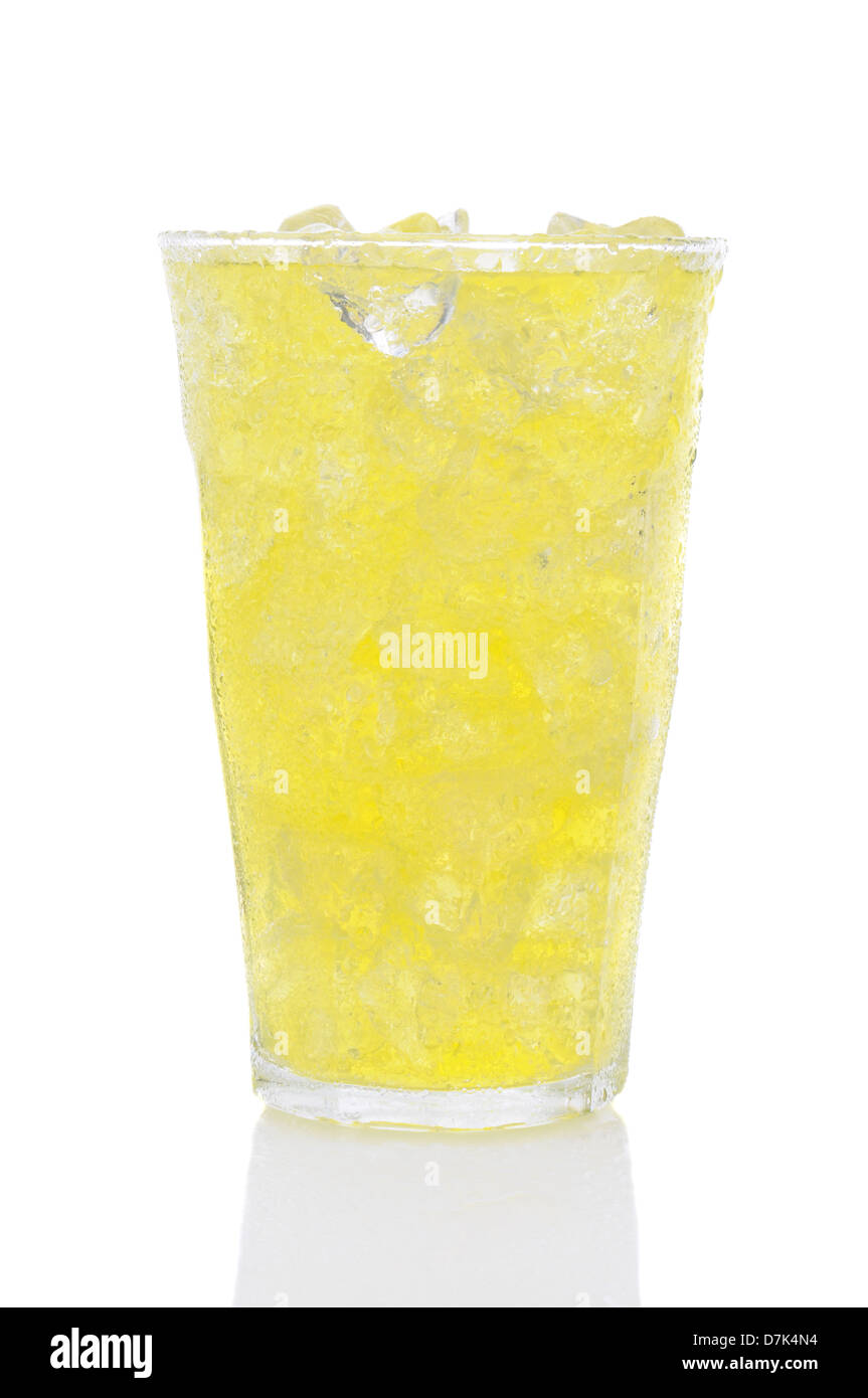 Ein Glas Lemon Lime Soda gefüllt mit Eiswürfeln auf einem weißen Hintergrund, mit Reflexion. Stockfoto