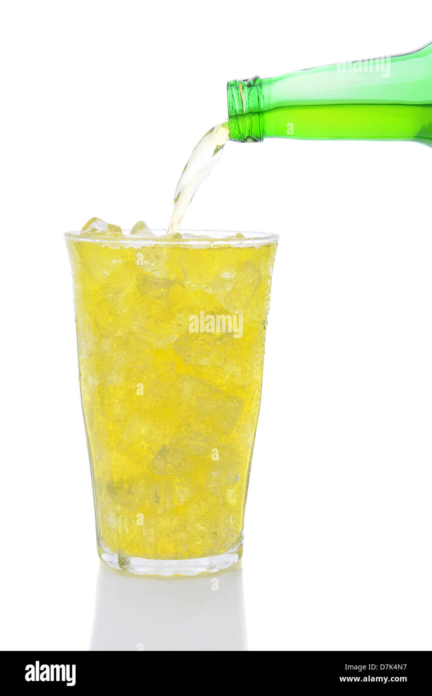 Eine Flasche Lemon Lime Soda in ein Glas gefüllt mit Eiswürfeln auf einem weißen Hintergrund. Stockfoto