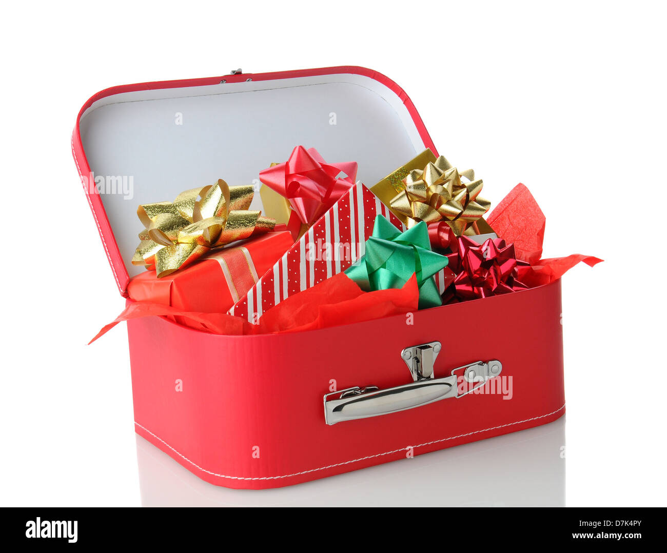 Nahaufnahme von einem roten Koffer voller verpackte Geschenke. Querformat  auf einem weißen Hintergrund mit Reflexion Stockfotografie - Alamy