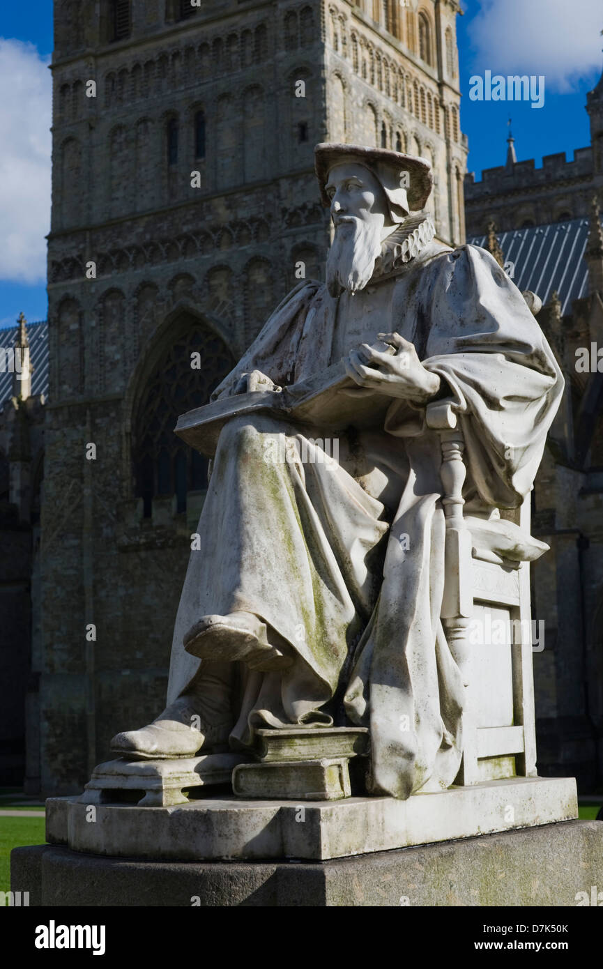 Statue von Richard Hooker bei Kathedrale Green in Exeter Devon England UK Stockfoto