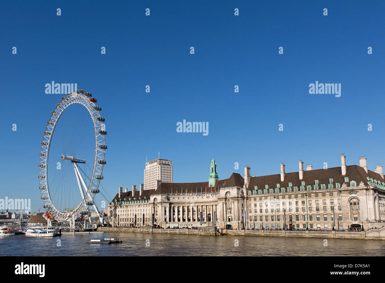 Das London Eye und London County Hall Gebäude. Stockfoto