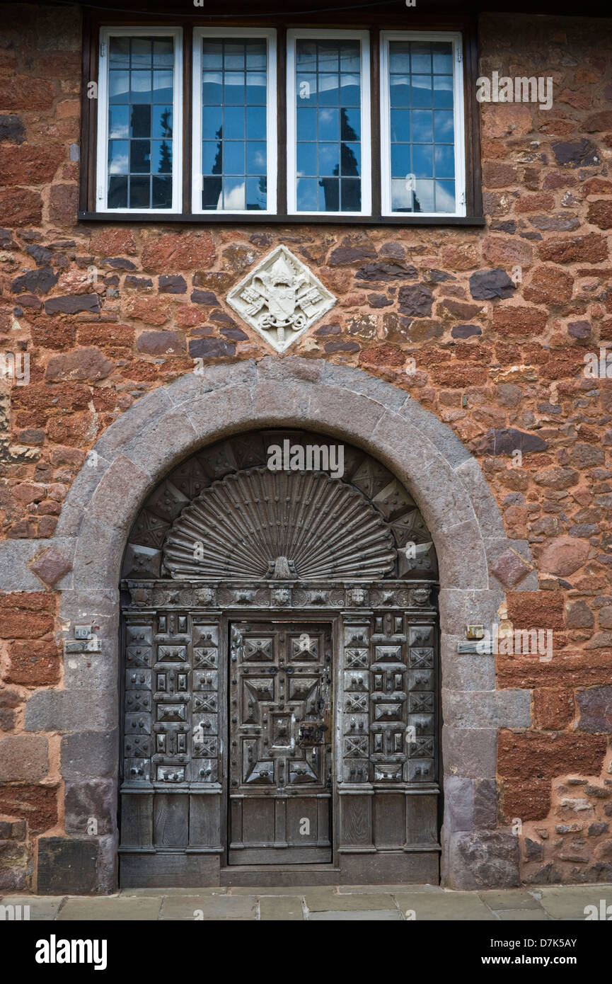 Ursprüngliche hölzerne Tür von Tudor Haus mit Innenhof auf Kathedrale nahe Exeter Devon England UK Stockfoto