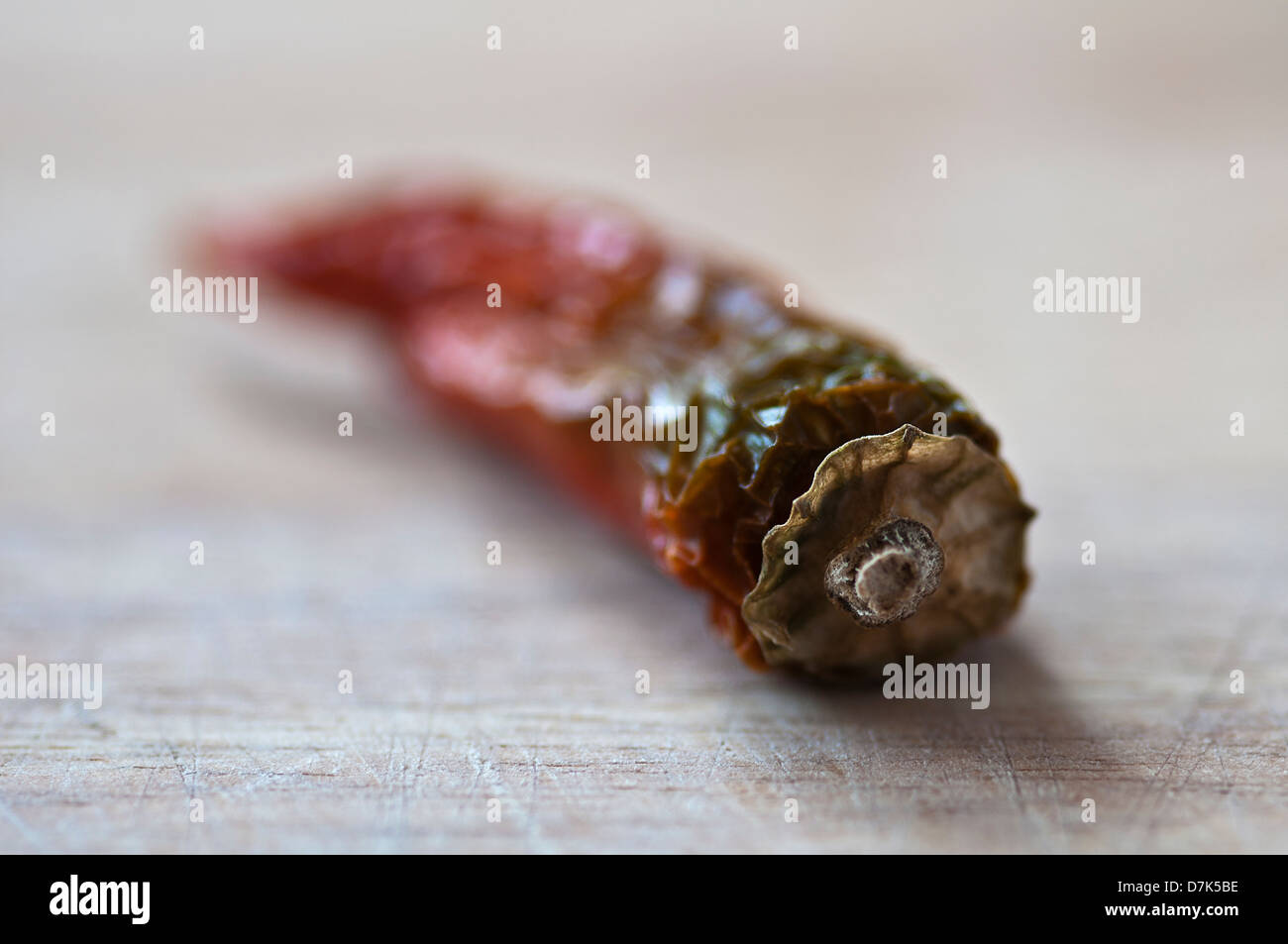 Natürlich beleuchteten Makro Bild eines Getrocknete ganze Chili, lag auf einem hölzernen Schneidebrett Stockfoto