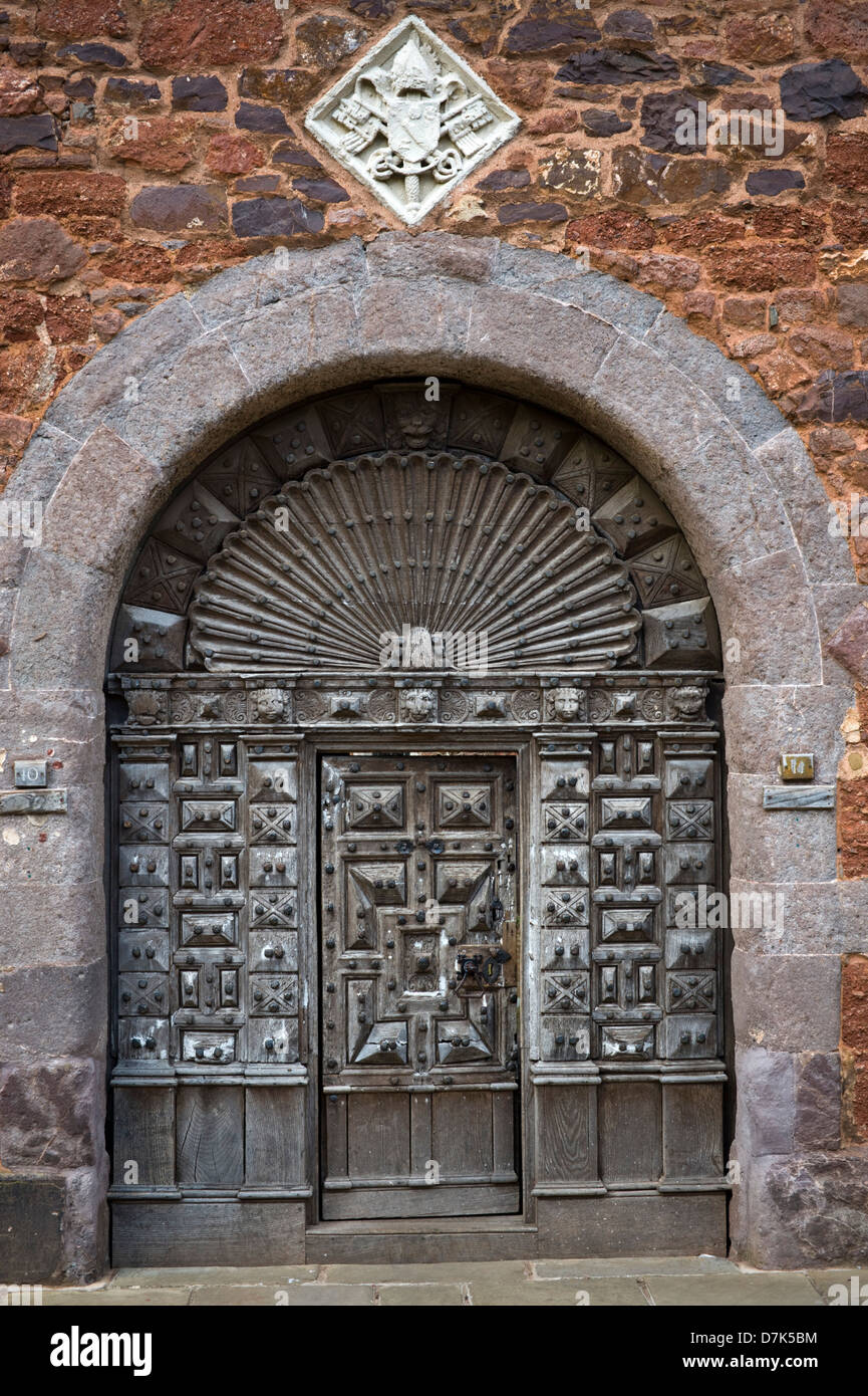 Ursprüngliche hölzerne Tür von Tudor Haus mit Innenhof auf Kathedrale nahe Exeter Devon England UK Stockfoto