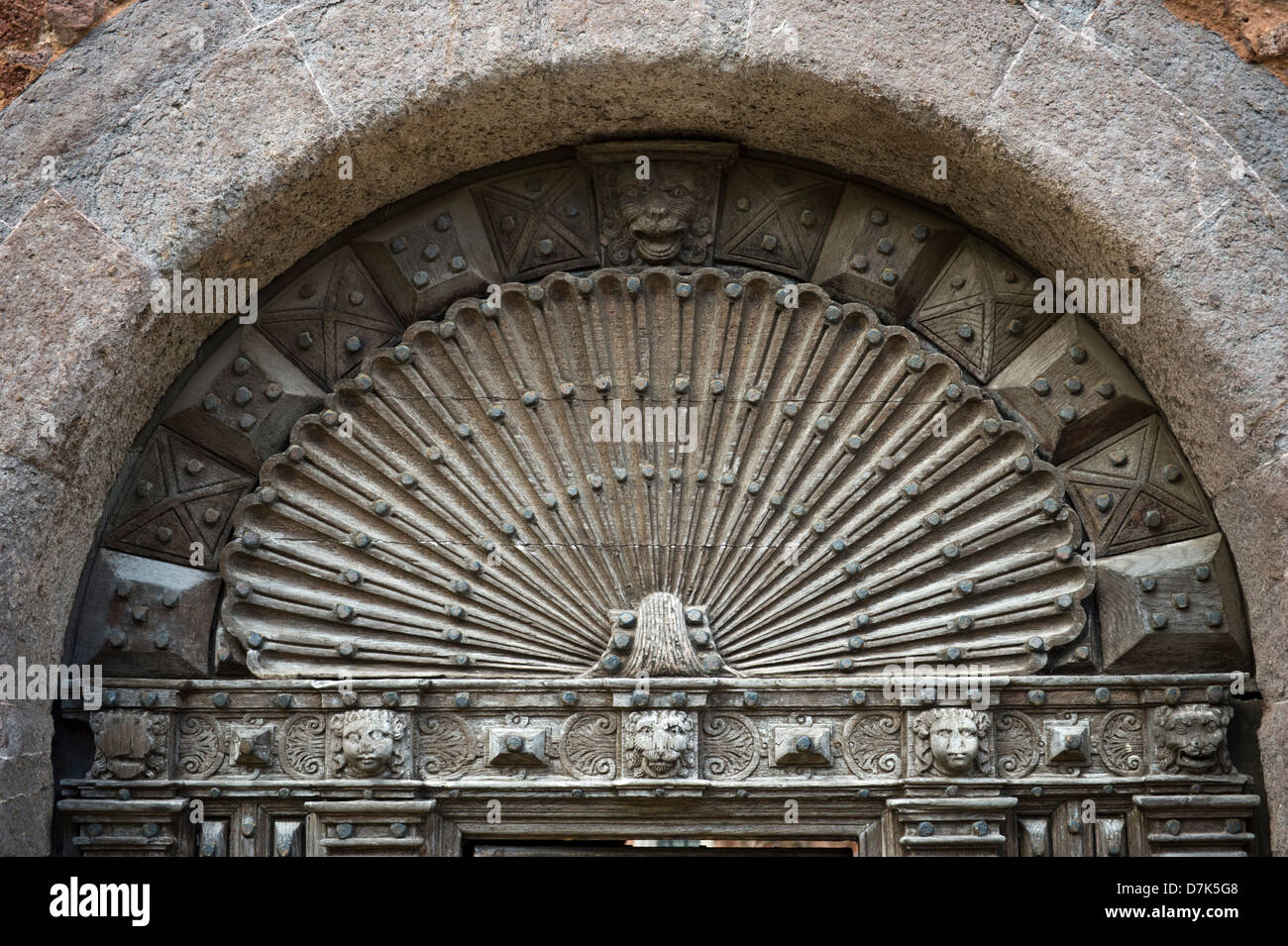 Ursprüngliche hölzerne Tür von Tudor Haus mit Innenhof auf Kathedrale nahe Exeter Devon England UK Stockfoto