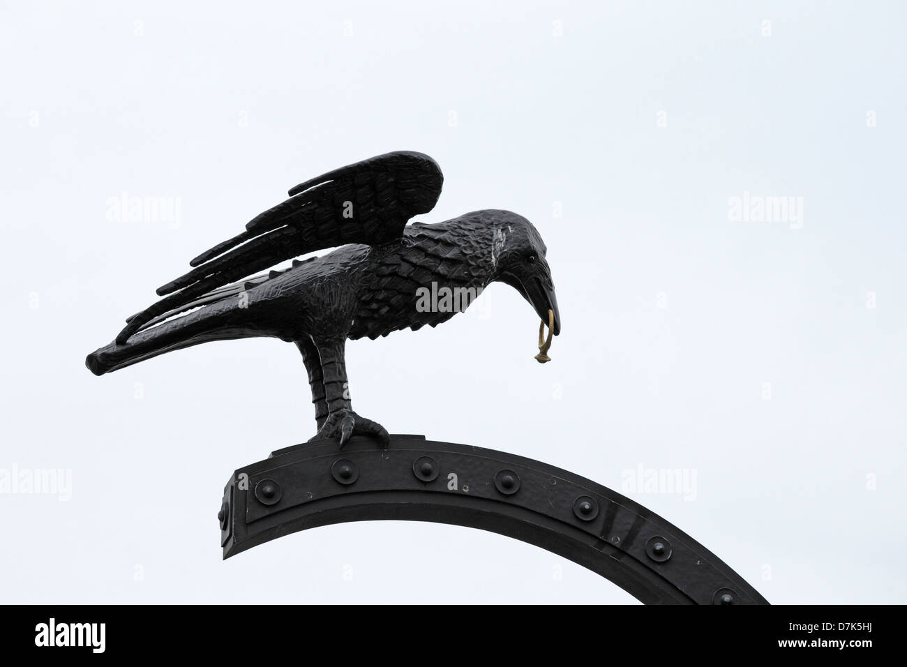 Schwarze Raben auf dem Tor der Budaer Burg Stockfoto