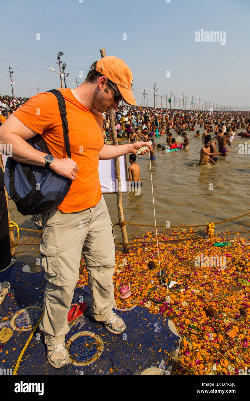 Harvard-Forscher nehmen eine Wasserprobe die Kumbh Mela, Allahabad, Indien Stockfoto