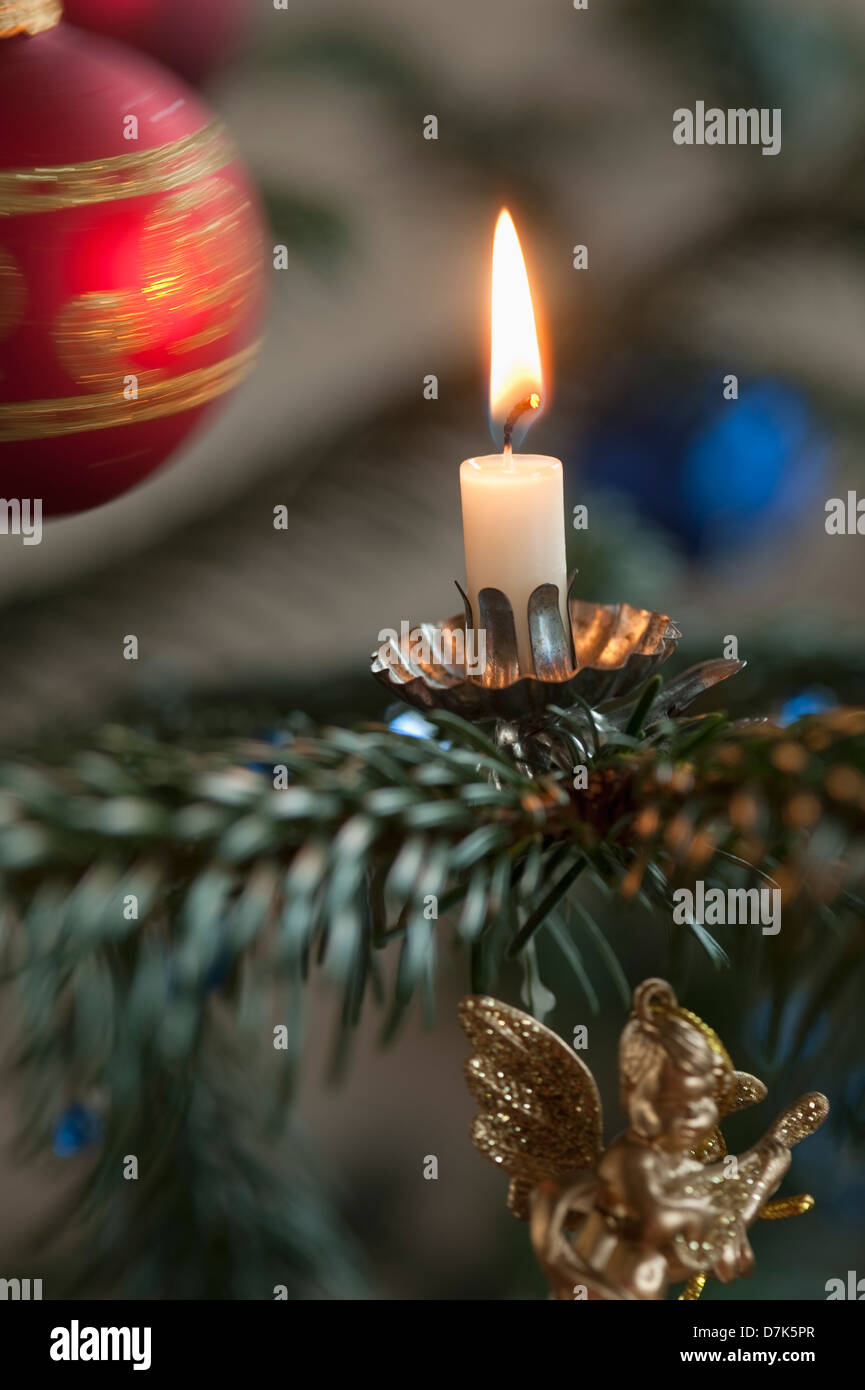 Weihnachts-Dekoration mit Christbaumkugel, Kerze und Engel, Nahaufnahme Stockfoto