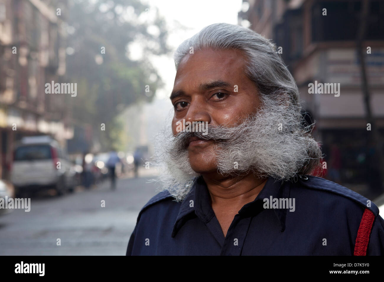 Porträt eines Mannes mit markanten Gesichtsbehaarung in Mumbai Indien Stockfoto