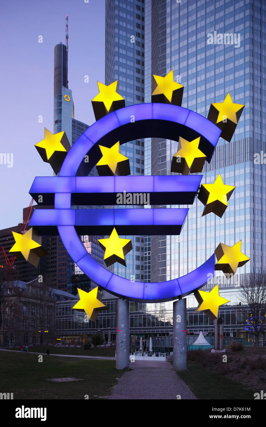 Frankfurt Am Main, Deutschland, beleuchtete Euro-Skulptur vor EZB Stockfoto