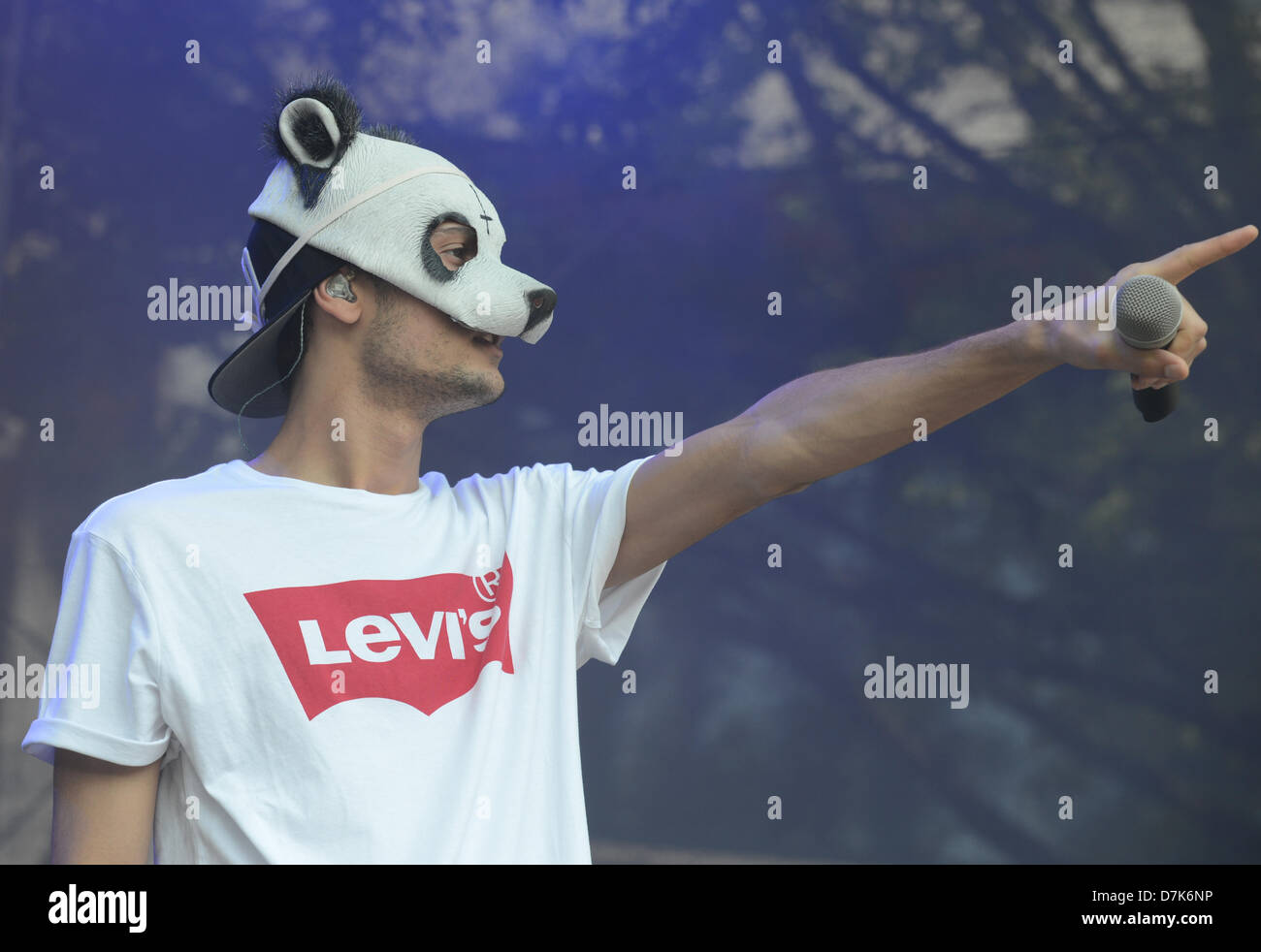 Mülheim, Deutschland. 8. Mai 2013. Deutscher Rapper Cro führt auf der Bühne während eines Konzerts in Mülheim, 8. Mai 2013. Foto: Jan Knoff/Dpa/Alamy Live News Stockfoto