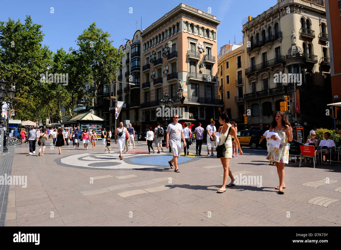 La Rambla, der berühmten Fußgängerzone erreichen Sie über die bunten ...