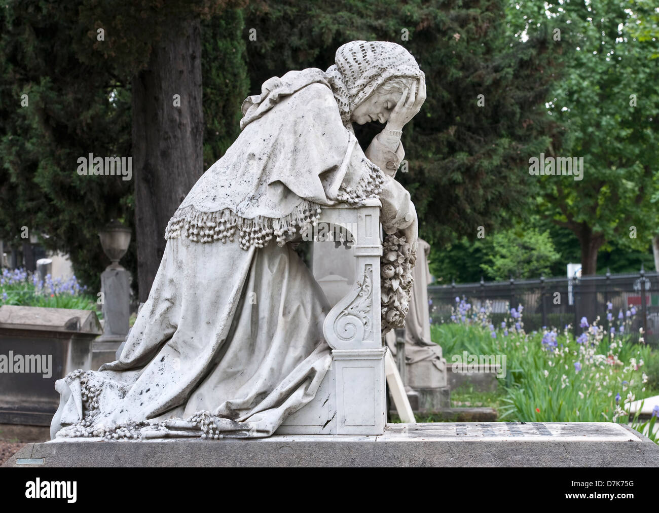 Das Grab des Künstlers und Anthropologen Arnold Landor auf dem englischen Friedhof in Florenz, Italien, ist mit einer Statue seiner trauernden Mutter gekennzeichnet Stockfoto