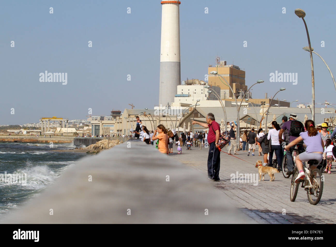 Israel, Tel Aviv, Leute, die Spaß an der renovierten Promenade am alten Hafen, jetzt ein Entertainment-Center Stockfoto