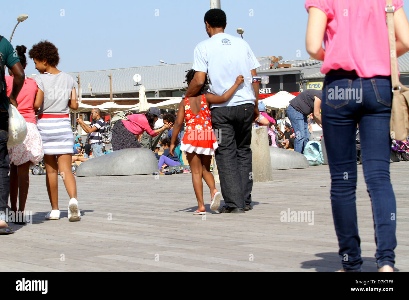 Israel, Tel Aviv, Leute, die Spaß an der renovierten Promenade am alten Hafen, jetzt ein Entertainment-Center Stockfoto