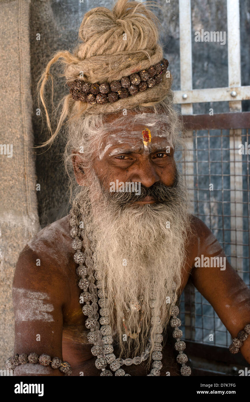 Ein Hindu Sadhu (Heiliger) sitzt im Arunachaleswara Tempel in Tiruvannamalai, Tamil Nadu, Indien Stockfoto