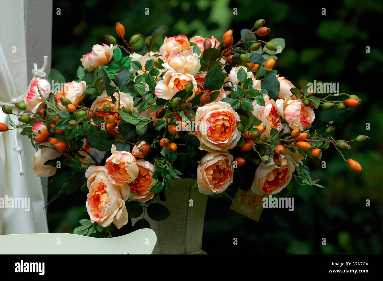 Blumen, Rosen, Strauß, Blumenstrauß, Seidenblumen, Seidenrosen, Seide Hagebutten Stockfoto