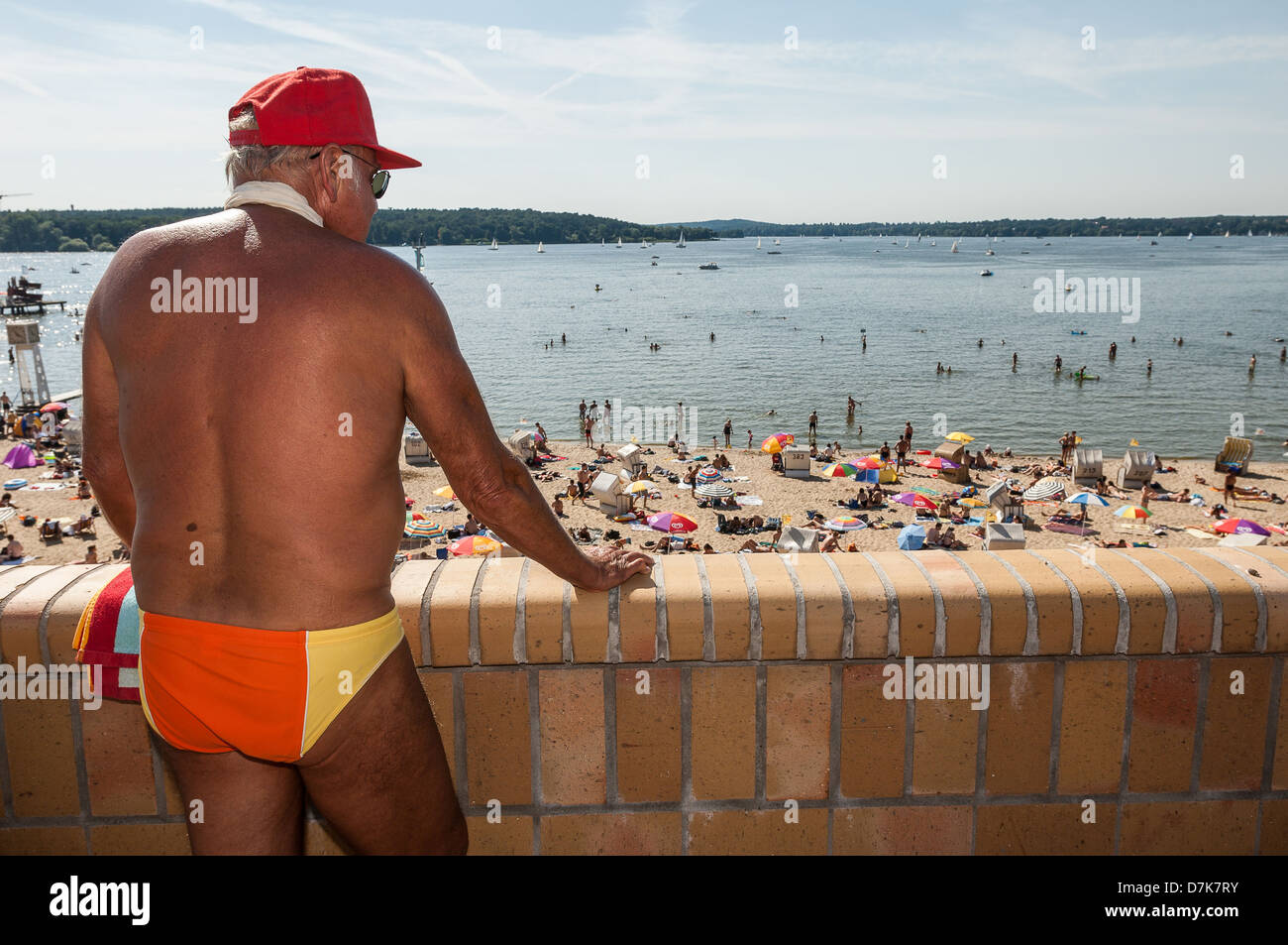 Berlin, Deutschland, sieht die Besucher von der Sonnenterrasse aus Wannsee Strandbad am Strand Stockfoto