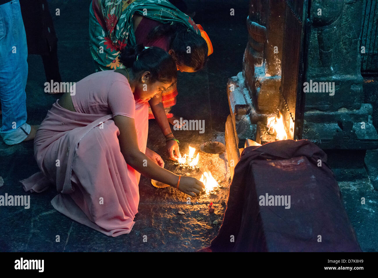 Hindu Anhänger Licht Ghee-Lampen in einem Schrein im Arunachaleswara Tempel in Tiruvannamalai, Tamil Nadu, Indien Stockfoto