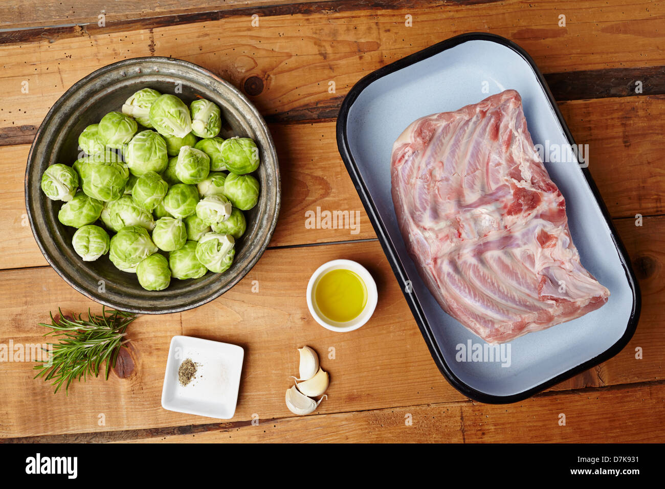 Spanferkel gebraten mit Rosenkohl Stockfoto