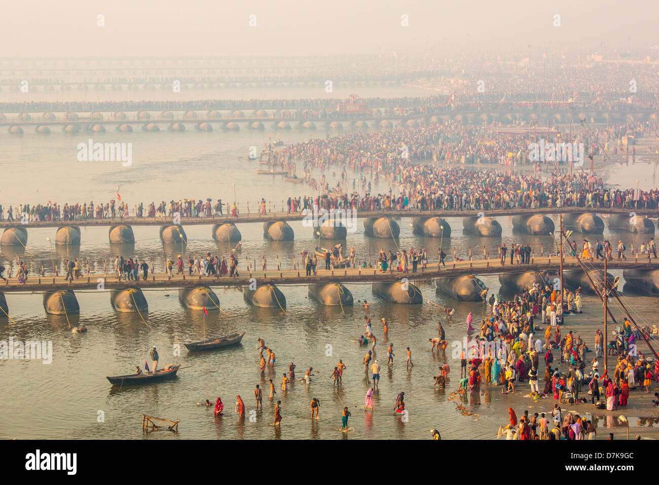 Überfüllten Pontonbrücken während Kumbh Mela, Allahabad, Indien Stockfoto