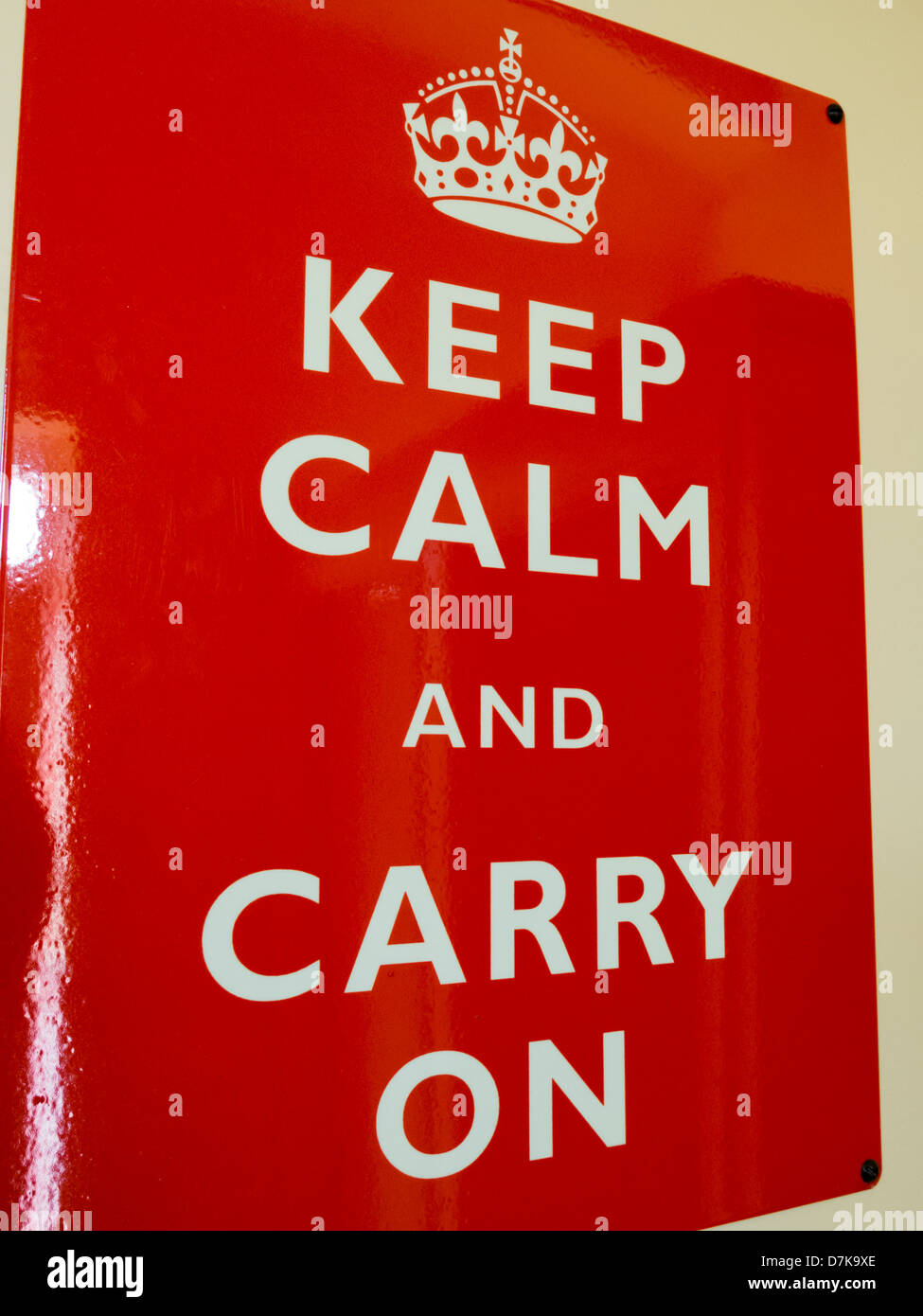 Zweiter Weltkrieg Propagandaplakat Keep Calm and Carry On, in rot und weiß um Derbyshire England Wand genagelt Stockfoto