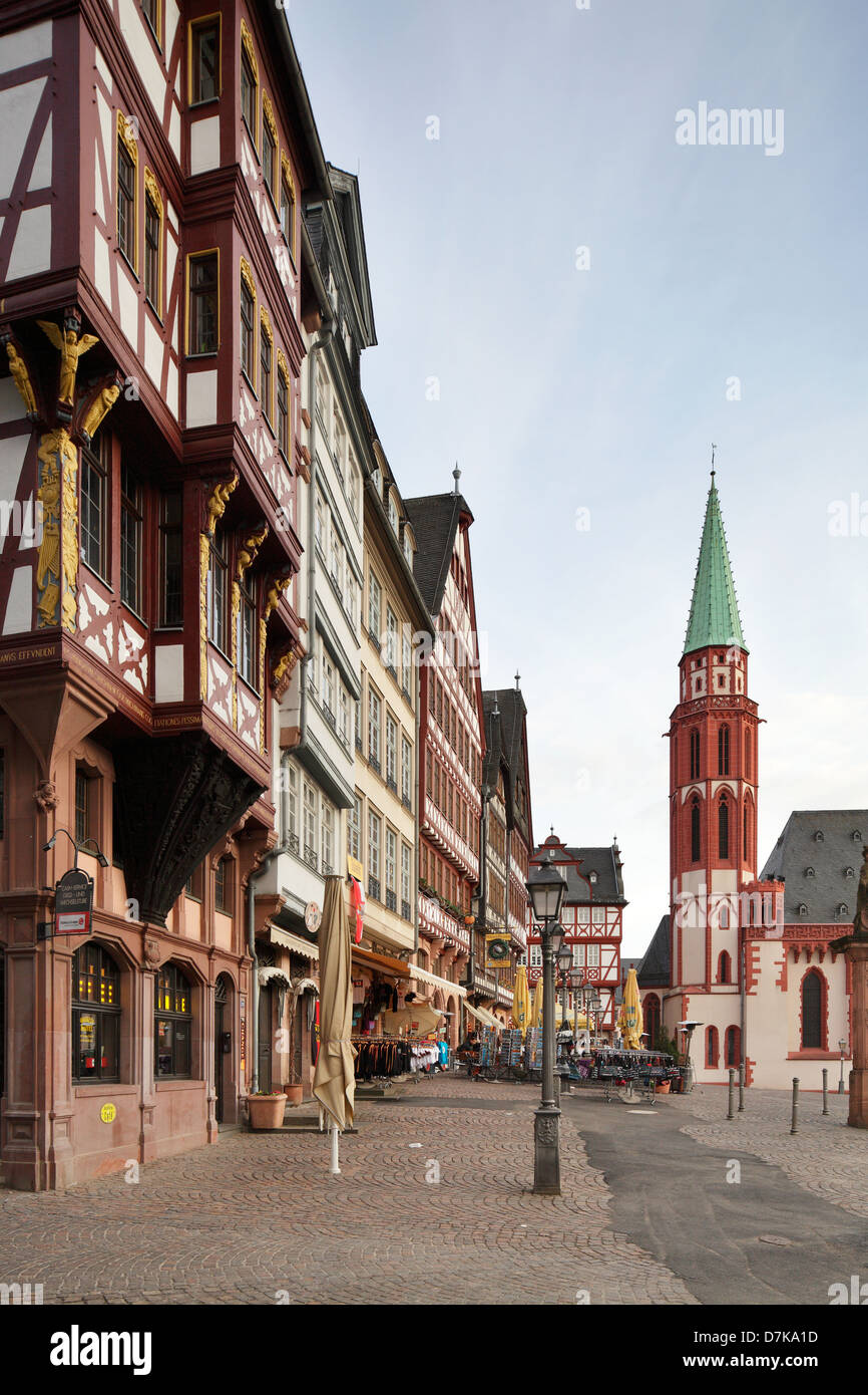Frankfurt Am Main, Deutschland, Fachwerkhaeuser und alte Nikolaikirche am Roemer Mountain Stockfoto
