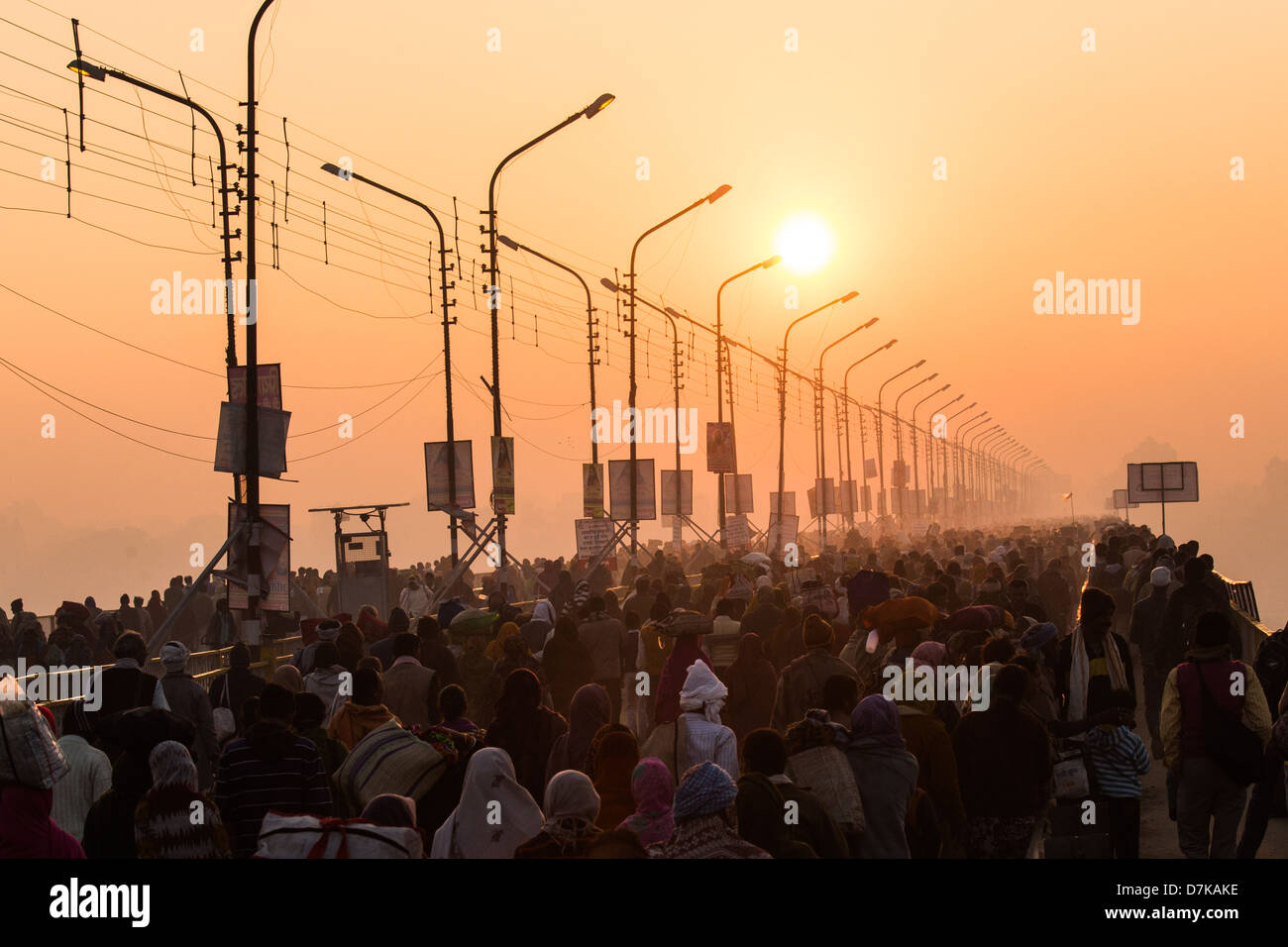 Pilger drängen sich die Hauptbrücke während Kumbh Mela, Allahbad, Indien Stockfoto