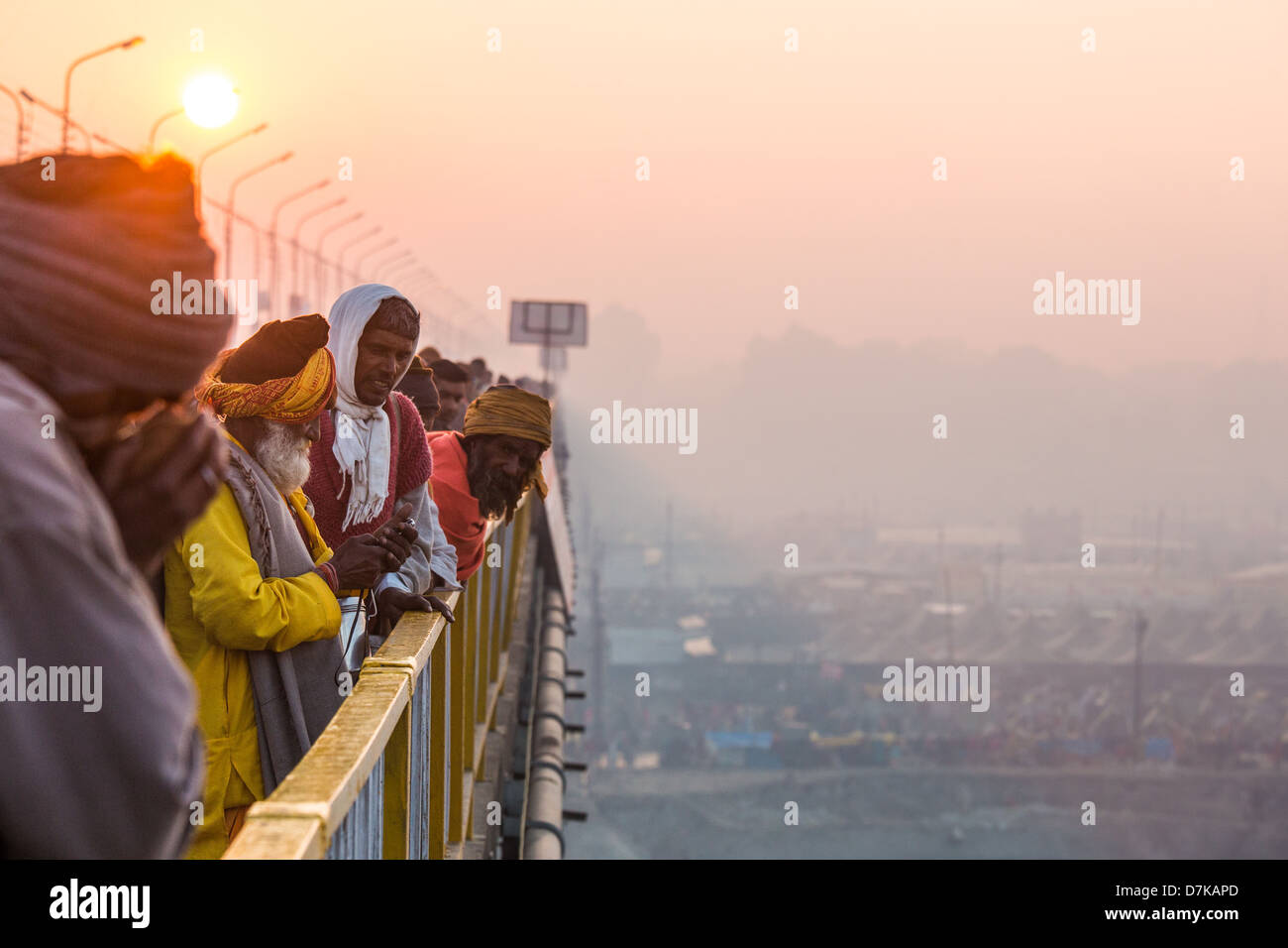 Hindu-Pilger schauen hinunter auf die Kumbh Mela von einer Brücke in Allahabad, Indien Stockfoto