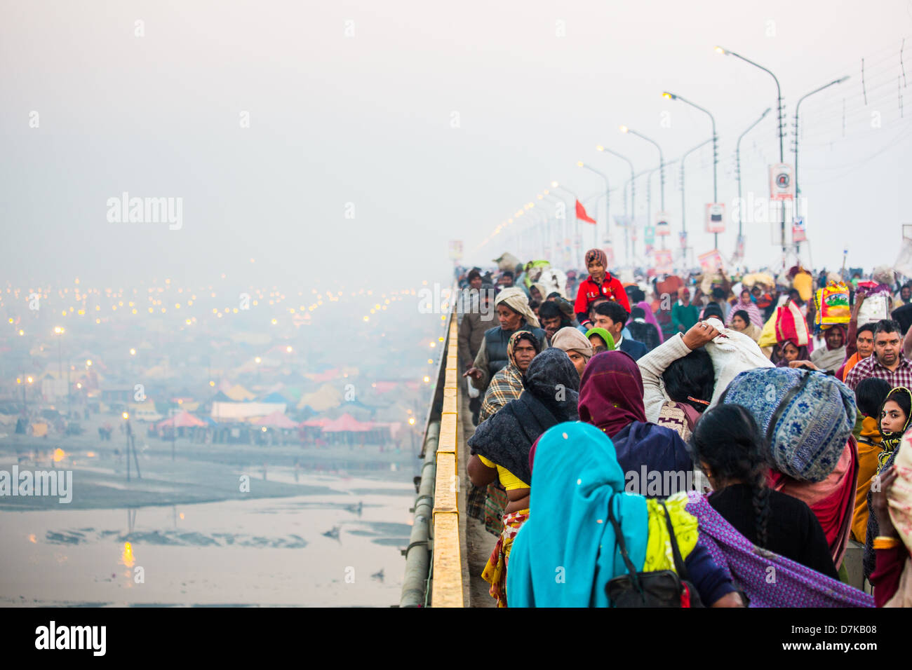Überfüllten Brücke während der Kumbh Mela in Allahabad, Indien Stockfoto