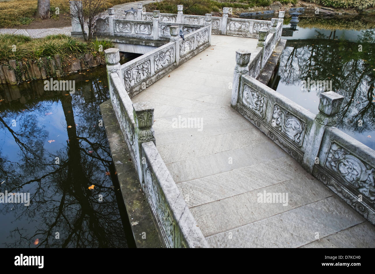 Deutschland, Hessen, Frankfurt am Main, Ansicht des chinesischen Gartens mit Brücke Stockfoto