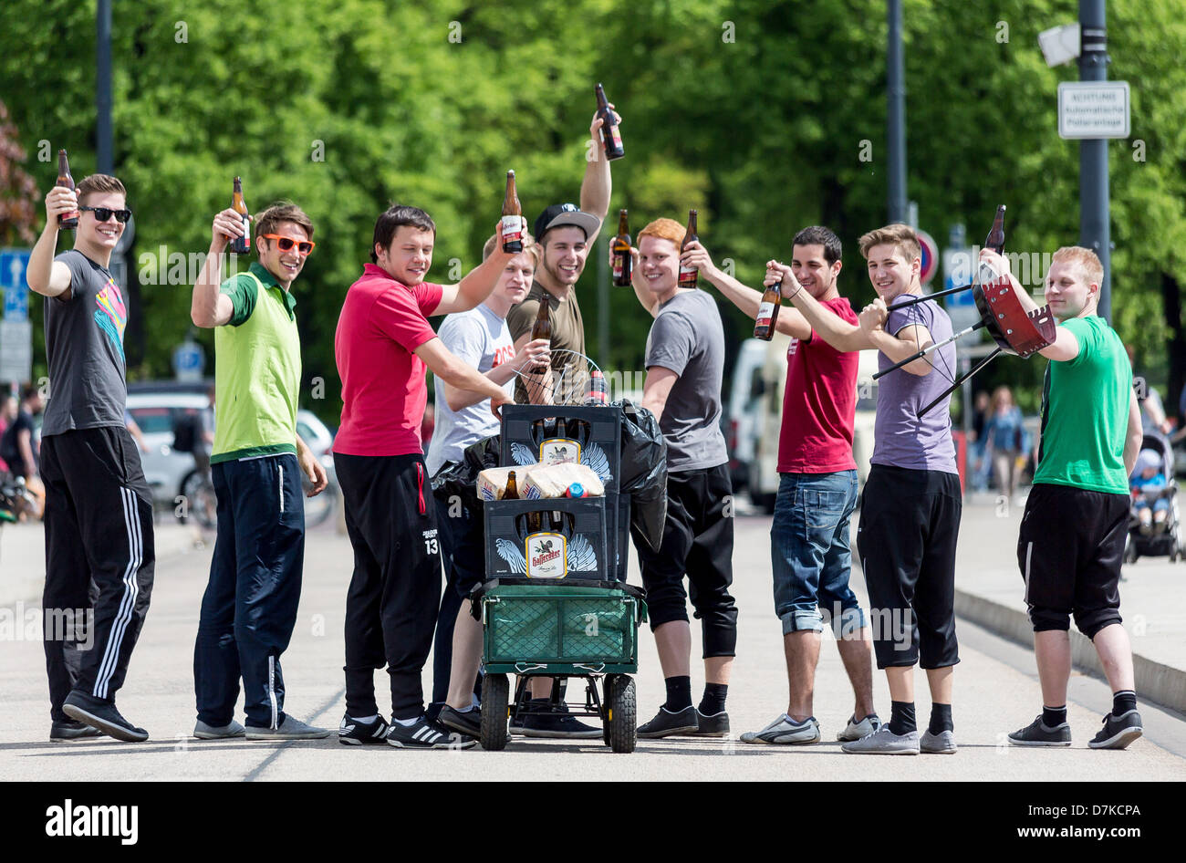 Junge Manner Feiern Herrentag Gentlemen Tag In Magdeburg