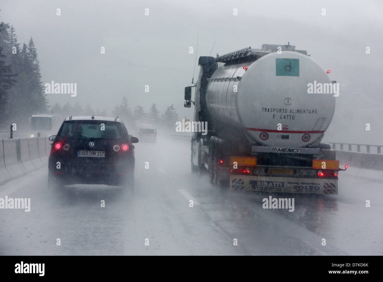 Nösslach, Österreich, Symbolfoto, schlechte Sicht auf der Autobahn im Regen Stockfoto
