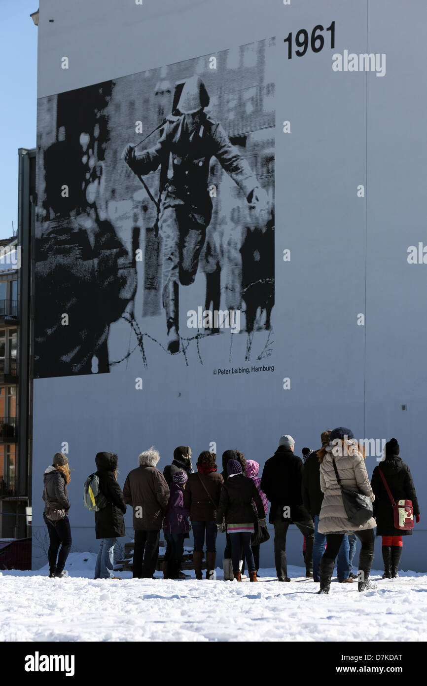 Berlin, Deutschland, Menschen stehen vor einer Informationstafel für den Bau der Berliner Mauer Stockfoto
