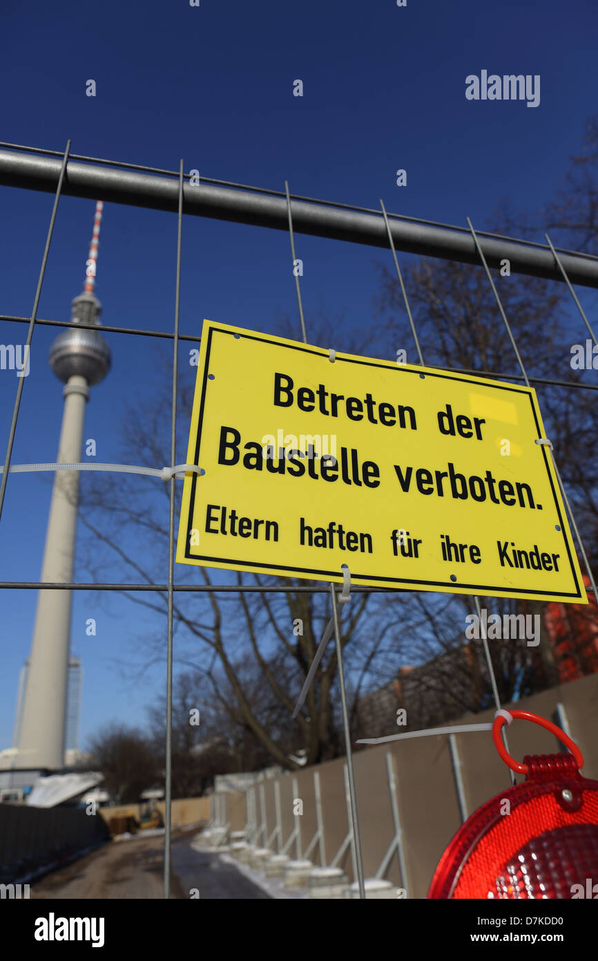 Berlin, Deutschland, Horten durch das Schild Betreten verboten die Baustelle. Eltern haften für ihre Kinder Stockfoto