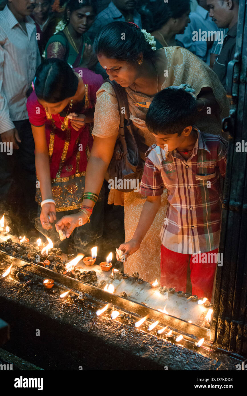 Ghee lampen im tempel Fotos und Bildmaterial in hoher Auflösung Alamy