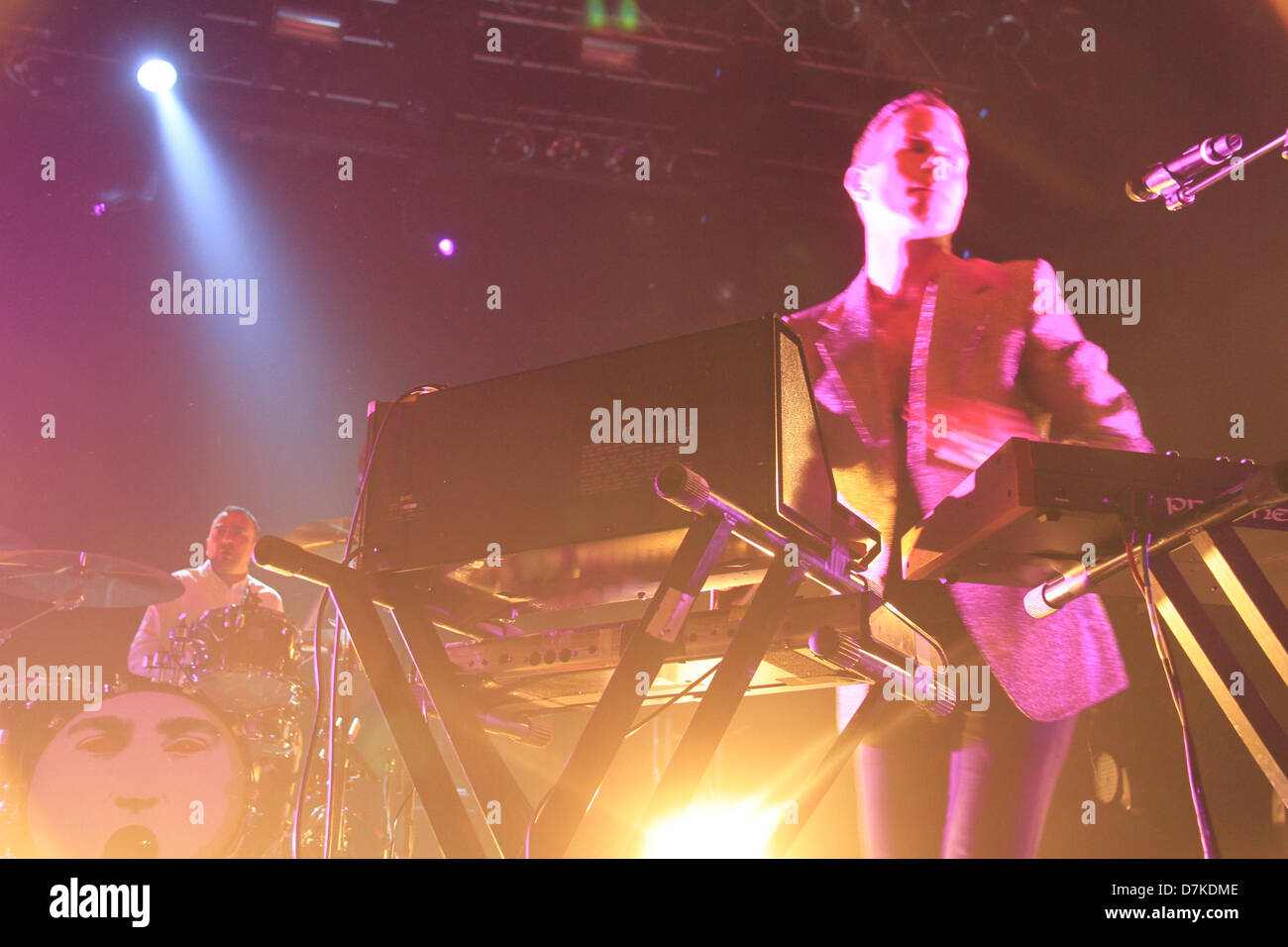 New York, USA. 8. Mai 2013. Die Presets führen in Terminal 5 am 8. Mai 2013... Julian Hamilton auf Gesang und Keyboards und Kim Moyes am Schlagzeug (Credit Bild: Credit: Rahav Segev/ZUMAPRESS.com/Alamy Live News) Stockfoto