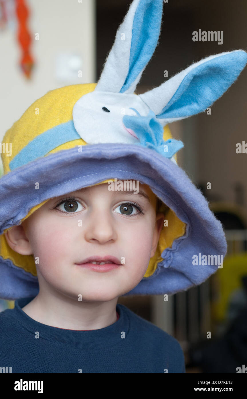 Kind tragen Hase Hut Stockfoto