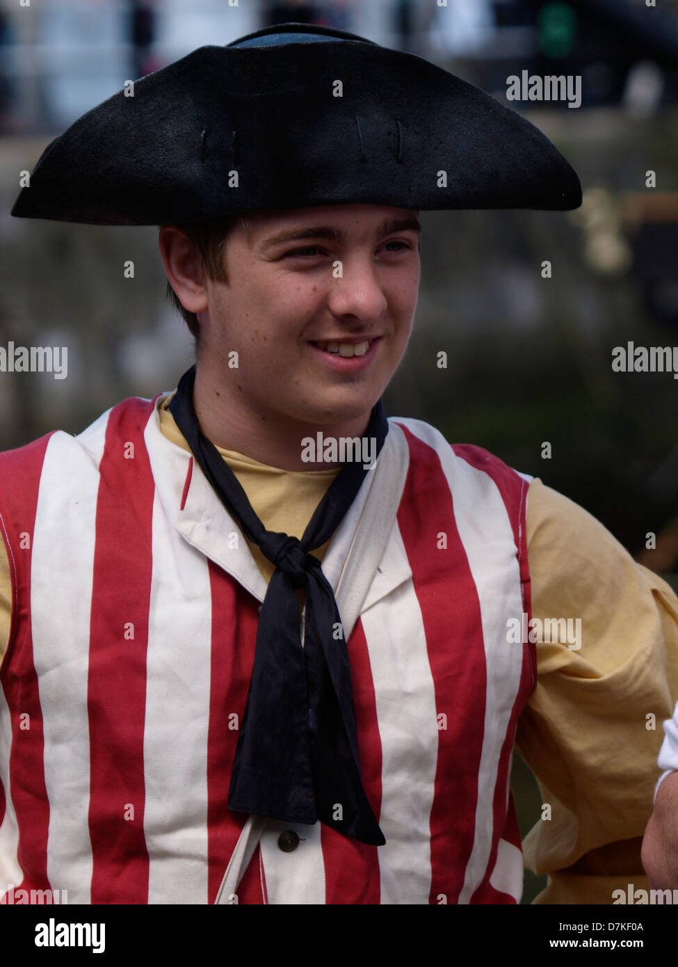 Junger Mann gekleidet wie ein 18. Jahrhundert Segler auf dem Brixham Piraten Festival, Devon, UK 2013 Stockfoto