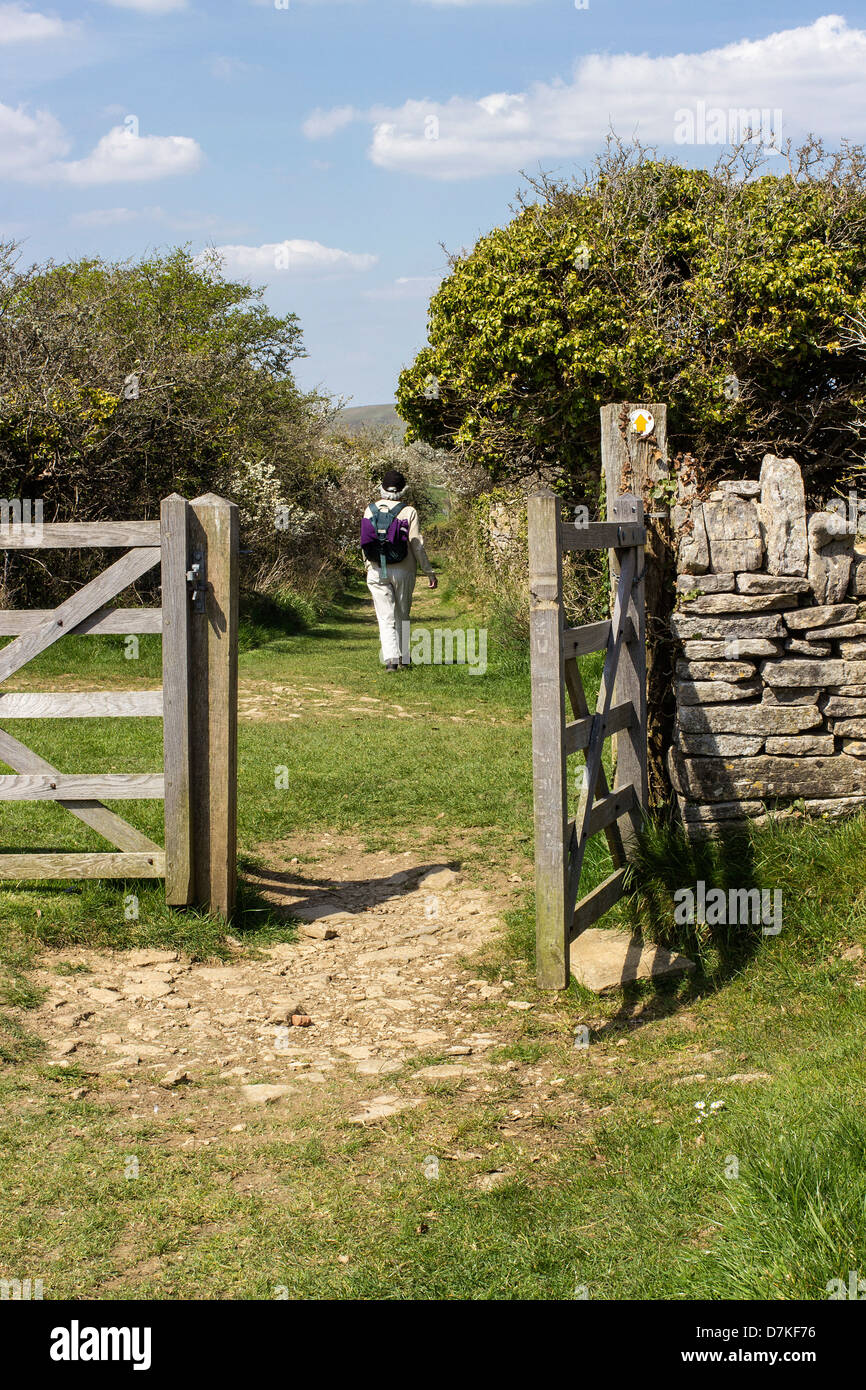 Durlston Country Park, Lady auf dem Fußweg, Tor und Mauer, Isle of Purbeck, Swanage, Dorset, England, UK. Europa Stockfoto