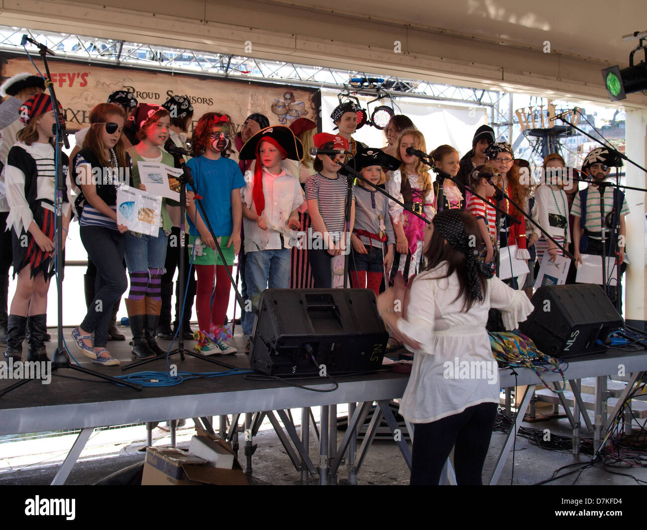 Lokale Schulkinder singen bei Brixham Piraten Festival, Devon, UK 2013 Stockfoto