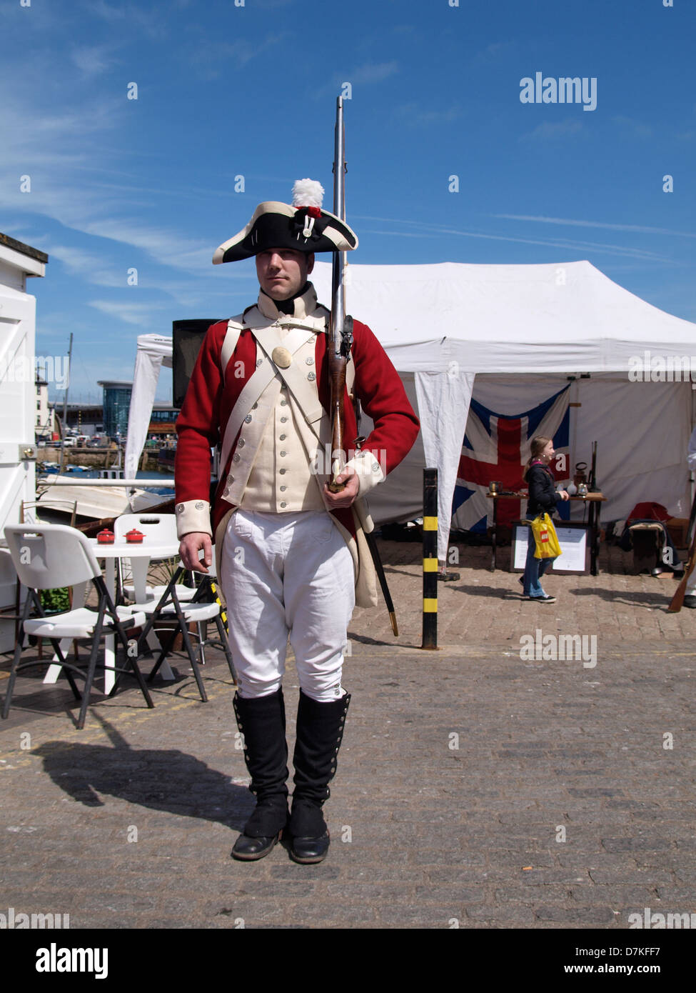 Mann, gekleidet wie ein 18. Jahrhundert Soldat, UK 2013 Stockfoto