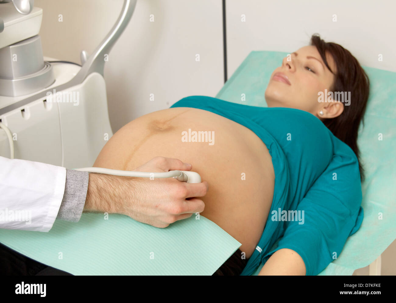 Schwangere Frau immer Ultraschall vom Arzt im Krankenhaus Stockfoto