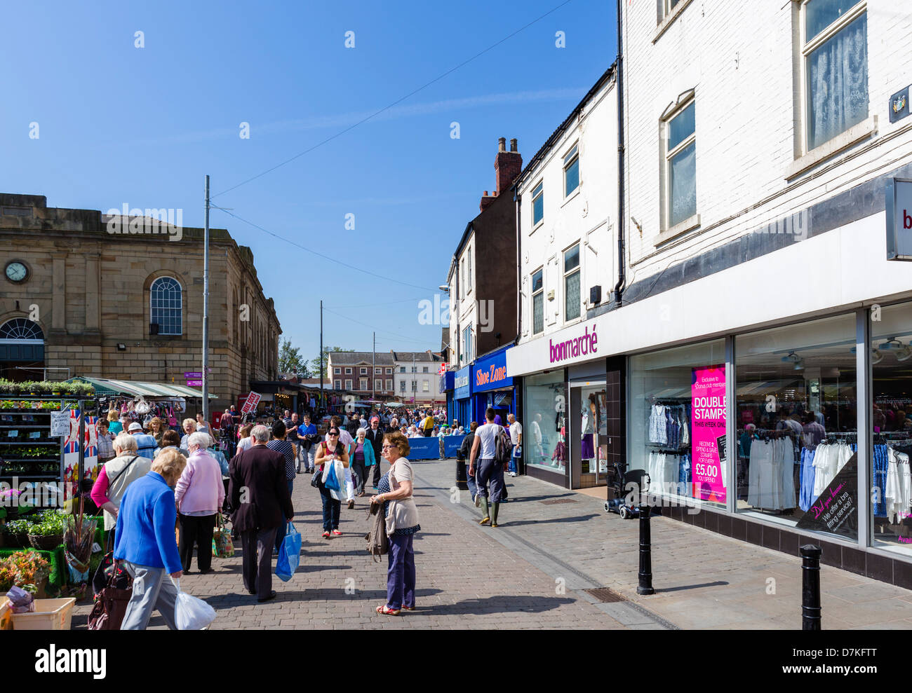 Geschäfte und Markt Stände auf dem Marktplatz, Doncaster, South Yorkshire, England, UK Stockfoto