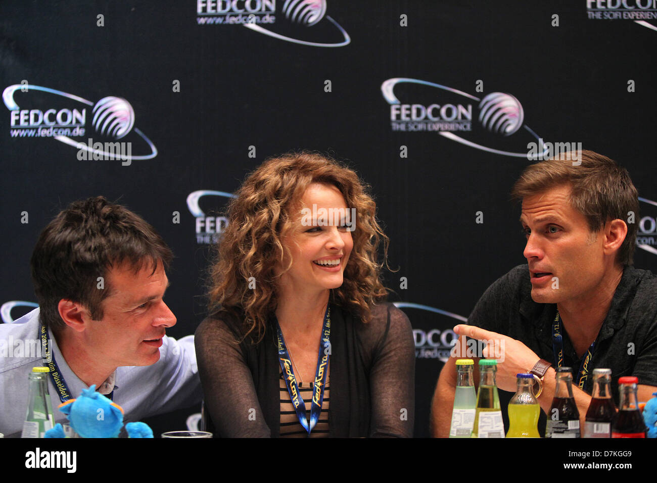Düsseldorf, Deutschland, 9. Mai 2013. Patrick Muldoon (L-R), Dina Meyer und Caspar van Dien (alle aus Starship Troopers) sitzt im Rahmen einer Pressekonferenz auf der Fedcon 2013 in Düsseldorf, Deutschland, 9. Mai 2013. FedCon (Bundesversammlung) ist einer der größten Science Fiction-Kongresse in Europa. Foto: Susannah V. Vergau/DPA/Alamy Live-Nachrichten Stockfoto