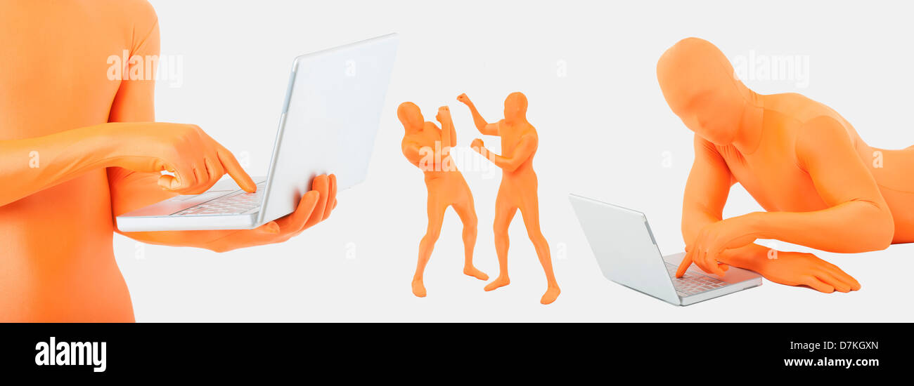 Männer mit Laptop während andere Männer Boxen im Hintergrund Stockfoto