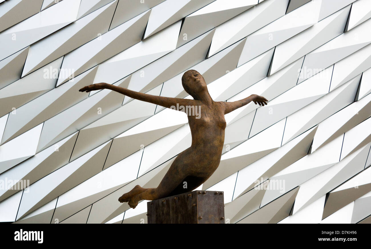 TITANICa Bildhauerei an der Titanic-Belfast-Gebäude Stockfoto