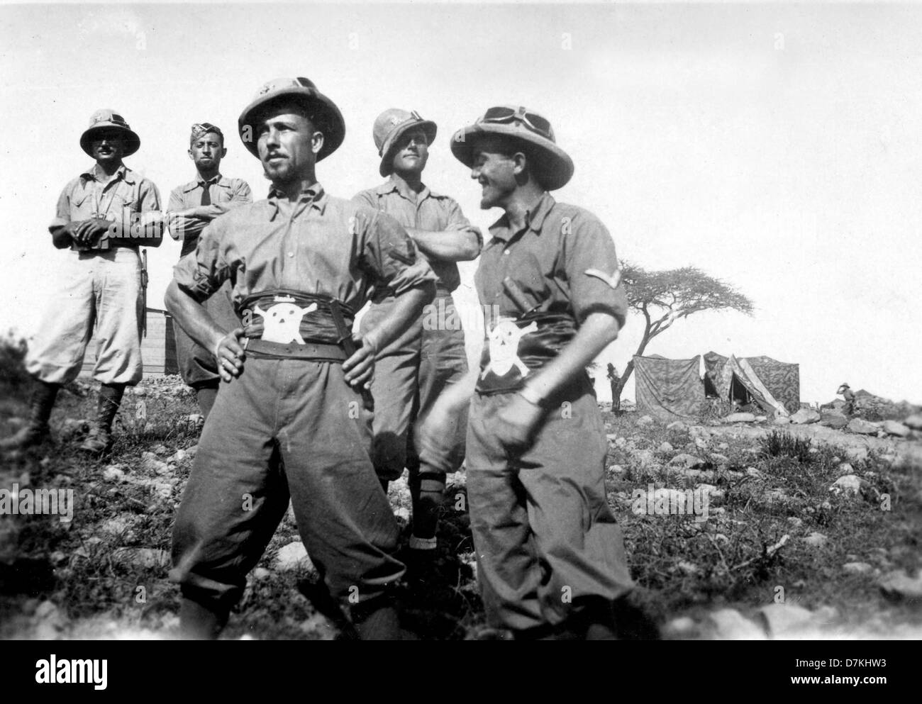 Pith-helmeted Soldaten der italienischen Wüstenarmee in Ägypten während des Zweiten Weltkrieges. Zweiter Weltkrieg 2 Soldaten Truppen Nahost Nordafrika Kampagne Stockfoto